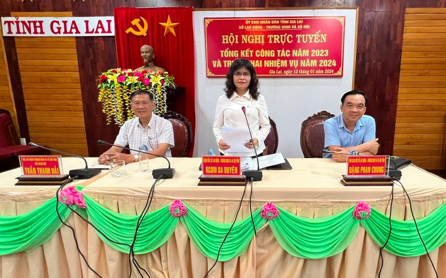 Giám đốc Sở Lao động-Thương binh và Xã hội Rcom Sa Duyên (đứng) cùng 2 Phó Giám đốc Sở chủ trì hội nghị. Ảnh: Đinh Yến Giám đốc Sở Lao động-Thương binh và Xã hội Rcom Sa Duyên (đứng) cùng 2 Phó Giám đốc Sở chủ trì hội nghị. Ảnh: Đinh Yến