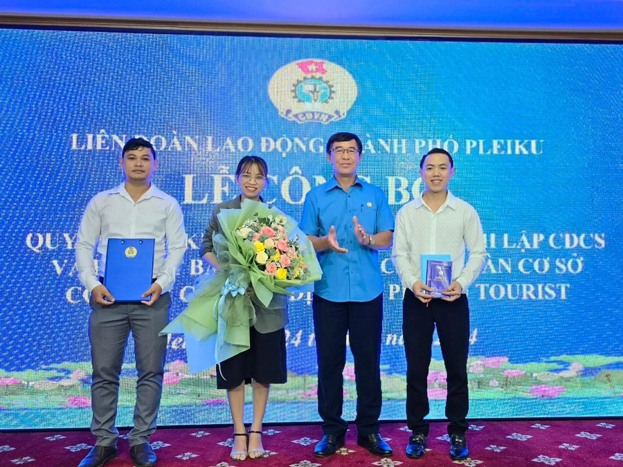 Chủ tịch LĐLĐ TP. Pleiku Trần Xuân Quý (thứ 2 từ phải qua) tặng hoa cho Ban Chấp hành Công đoàn cơ sở Công ty cổ phần Dịch vụ Pleiku Tourist. Ảnh: Mỹ Lệ Chủ tịch LĐLĐ TP. Pleiku Trần Xuân Quý (thứ 2 từ phải qua) tặng hoa cho Ban Chấp hành Công đoàn cơ sở Công ty cổ phần Dịch vụ Pleiku Tourist. Ảnh: Mỹ Lệ