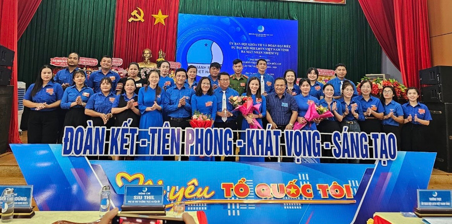 Đại diện lãnh đạo huyện Đức Cơ, Thường trực Tỉnh Hội tặng hoa chúc mừng các anh, chị vào Ủy ban Hội LHTN Việt Nam huyện Đức Cơ khóa VII, nhiệm kỳ 2024-2029. Ảnh:Như Quỳnh Đại diện lãnh đạo huyện Đức Cơ, Thường trực Tỉnh Hội tặng hoa chúc mừng các anh, chị vào Ủy ban Hội LHTN Việt Nam huyện Đức Cơ khóa VII, nhiệm kỳ 2024-2029. Ảnh:Như Quỳnh