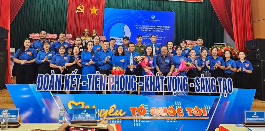 Đại diện lãnh đạo huyện Đức Cơ, Thường trực Tỉnh Hội tặng hoa chúc mừng các anh, chị vào Ủy ban Hội LHTN Việt Nam huyện Đức Cơ khóa VII, nhiệm kỳ 2024-2029. Ảnh:Như Quỳnh