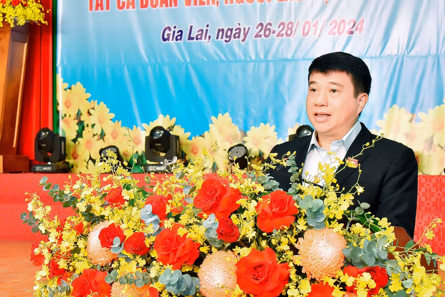 Chủ tịch Hội đồng Dân tộc của Quốc hội Y Thanh Hà Niê K'đăm phát biểu tại buổi tặng quà. Ảnh: Đức Thụy