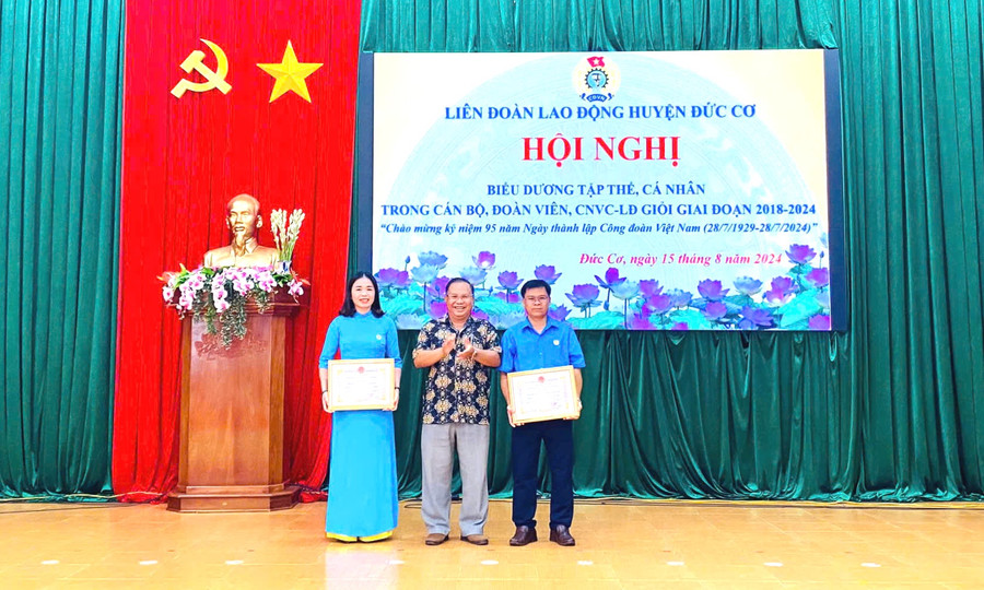 Phó Bí thư Thường trực Huyện ủy Đức Cơ Siu Thil (giữa) trao giấy khen cho các tập thể có thành tích tốt trong phong trào CNVC-LĐ và hoạt động Công đoàn, giai đoạn 2018-2023. Ảnh: Đinh Yến