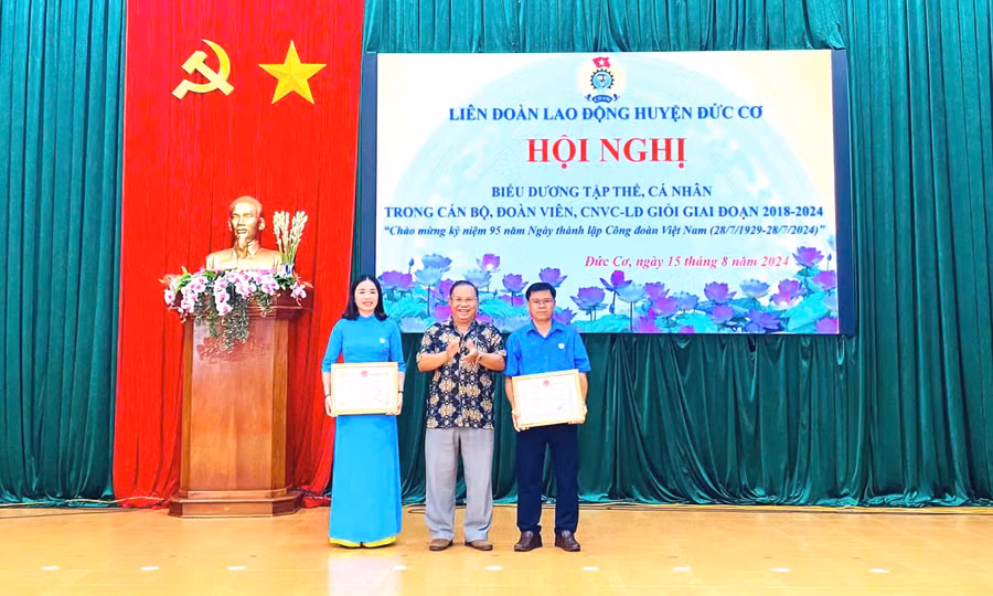 Phó Bí thư Thường trực Huyện ủy Đức Cơ Siu Thil (giữa) trao giấy khen cho các tập thể có thành tích tốt trong phong trào CNVC-LĐ và hoạt động Công đoàn, giai đoạn 2018-2023. Ảnh: Đinh Yến