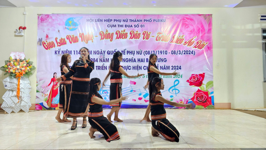 Các tiết mục văn nghệ đặc sắc ca ngợi vẻ đẹp của người phụ nữ Việt Nam được các đơn vị biểu diễn. Ảnh: Bá Bính