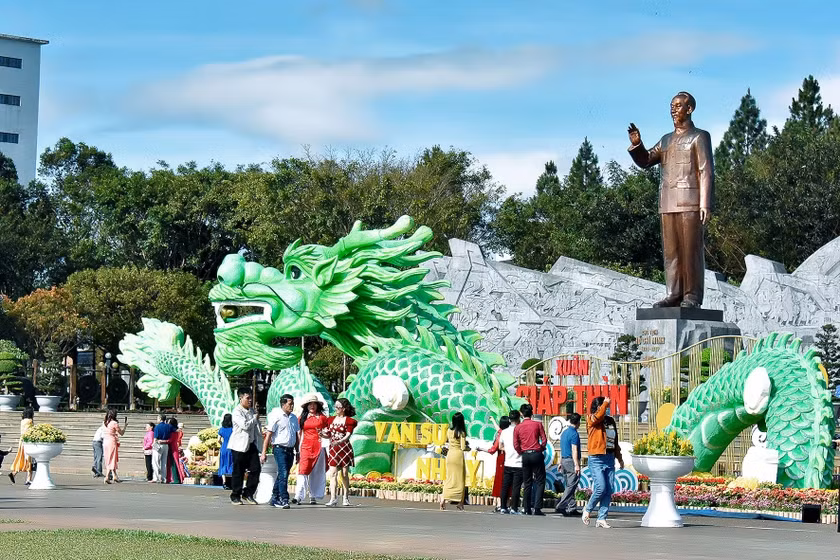 Quảng trường Đại Đoàn Kết (TP. Pleiku) tấp nập người du xuân. Ảnh: Đức Thụy