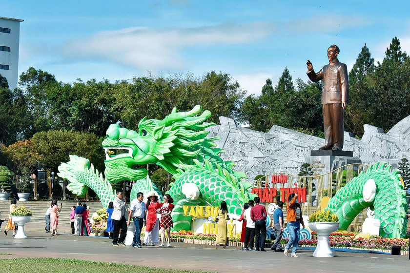 Quảng trường Đại Đoàn Kết (TP. Pleiku) tấp nập người du xuân. Ảnh: Đức Thụy