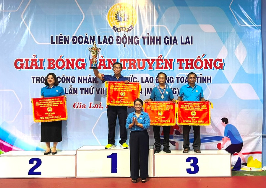 Bà Rơ Lan Nga-Phó Chủ tịch Liên đoàn Lao động tỉnh Gia Lai trao giải cho các đội xuất sắc tham gia giải. Ảnh: Đinh Yến Bà Rơ Lan Nga-Phó Chủ tịch Liên đoàn Lao động tỉnh Gia Lai trao giải cho các đội xuất sắc tham gia giải. Ảnh: Đinh Yến