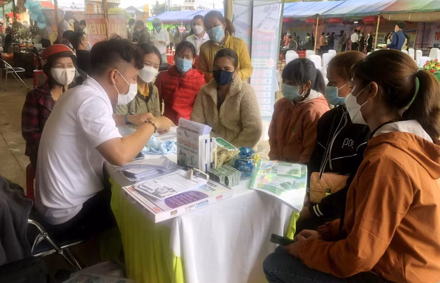 Doanh nghiệp tuyển dụng, tư vấn giới thiệu vị trí việc làm cho lao động huyện Đak Đoa. Ảnh. Đinh Yến