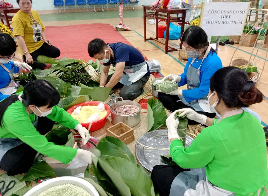Các đội thi gói, nấu bánh chưng. Ảnh: H.V