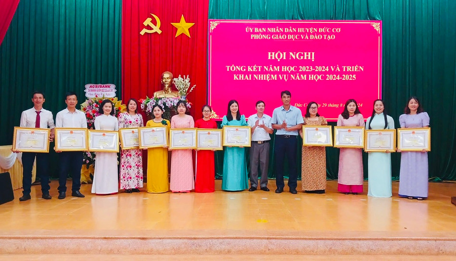 Lãnh đạo UBND huyện Đức Cơ tặng giấy khen các tập thể, cá nhân hoàn thành tốt nhiệm vụ năm học 2023-2024. Ảnh: Thanh Tịnh Lãnh đạo UBND huyện Đức Cơ tặng giấy khen các tập thể, cá nhân hoàn thành tốt nhiệm vụ năm học 2023-2024. Ảnh: Thanh Tịnh