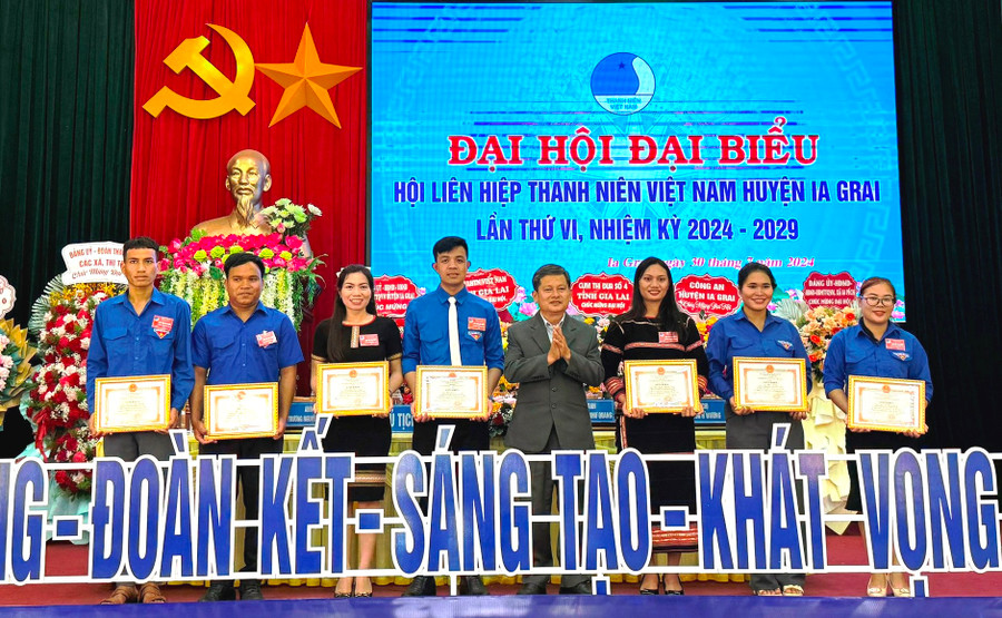 Trao giấy khen của Chủ tịch UBND huyện cho 8 tập thể, 8 cá nhân có thành tích xuất sắc trong công tác Hội và phong trào thanh niên nhiệm kỳ 2019-2024. Ảnh: Minh Thoan Trao giấy khen của Chủ tịch UBND huyện cho 8 tập thể, 8 cá nhân có thành tích xuất sắc trong công tác Hội và phong trào thanh niên nhiệm kỳ 2019-2024. Ảnh: Minh Thoan