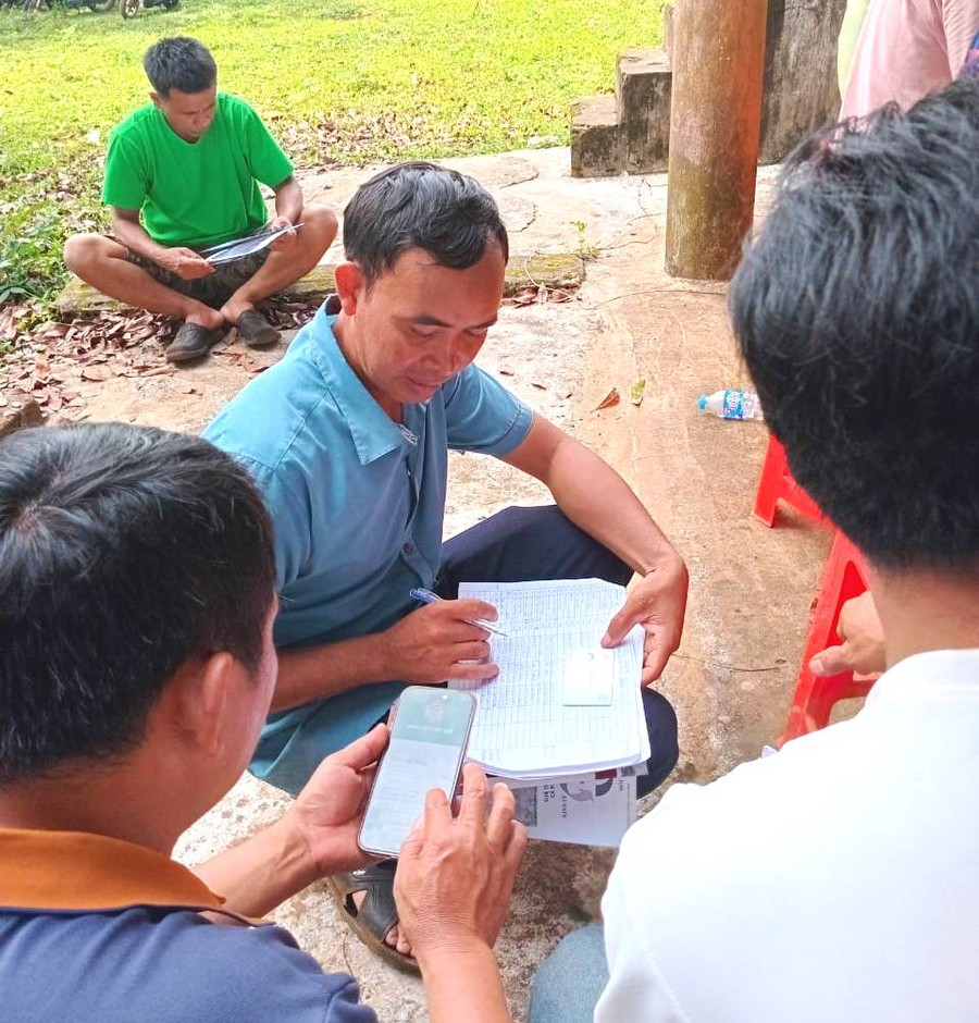 Nông dân xã Ia Ka (huyện Chư Păh) đăng ký và cài đặt App Nông dân Việt Nam. Ảnh: Đ.Y