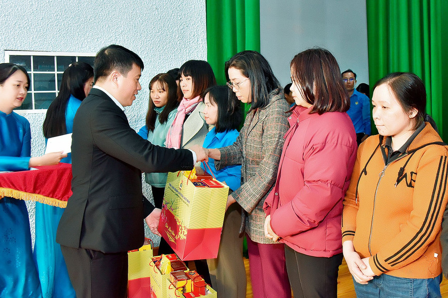 Đồng chí Y Thanh Hà Niê K’đăm-Chủ tịch Hội đồng Dân tộc của Quốc hội đến tặng quà đoàn viên, người lao động có hoàn cảnh khó khăn tỉnh Gia Lai. Ảnh: Đức Thụy Đồng chí Y Thanh Hà Niê K’đăm-Chủ tịch Hội đồng Dân tộc của Quốc hội đến tặng quà đoàn viên, người lao động có hoàn cảnh khó khăn tỉnh Gia Lai. Ảnh: Đức Thụy