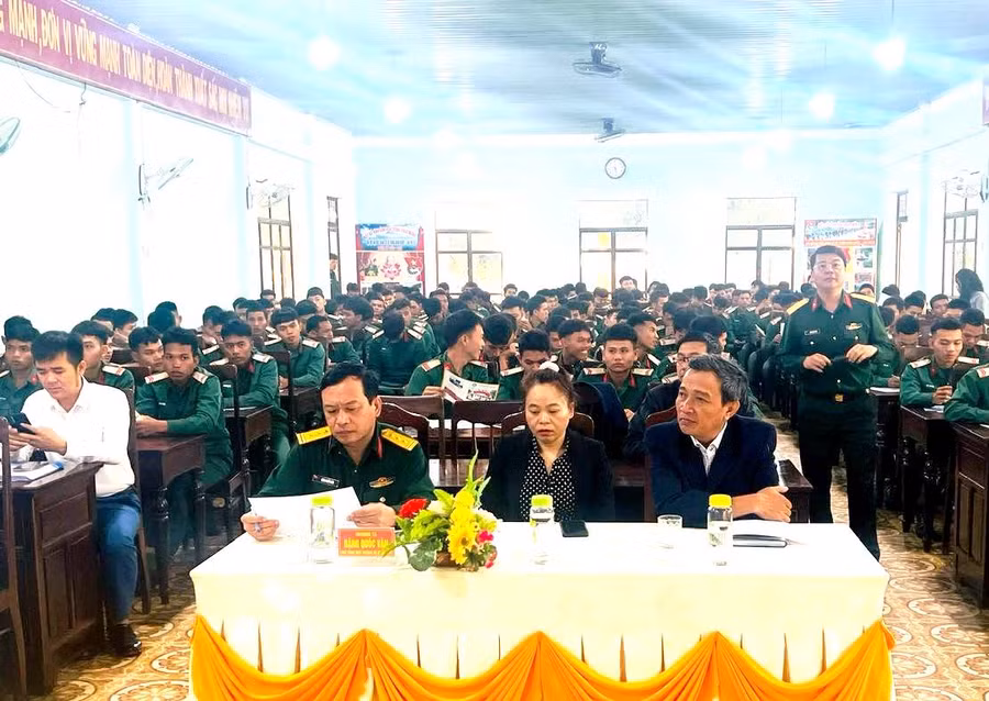 Toàn cảnh tuyên truyền hướng nghiệp nghề và tư vấn giới thiệu việc làm. Ảnh: Nam Hạnh