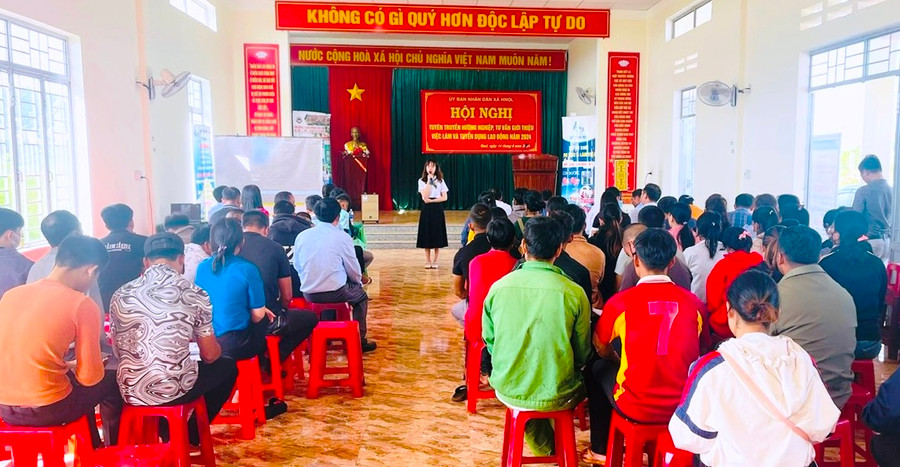 Toàn cảnh tư vấn, tuyên truyền cho người lao động. Ảnh: Đ.Y