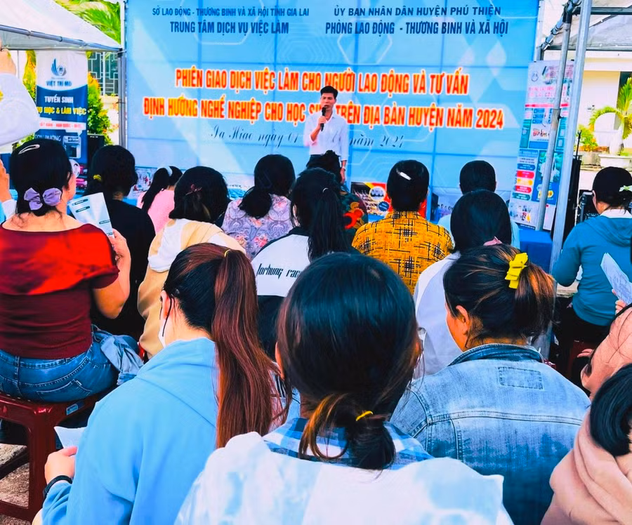 Toàn cảnh phiên giao dịch việc làm tại xã Ia Hiao, huyện Phú Thiện. Ảnh: Văn Đức