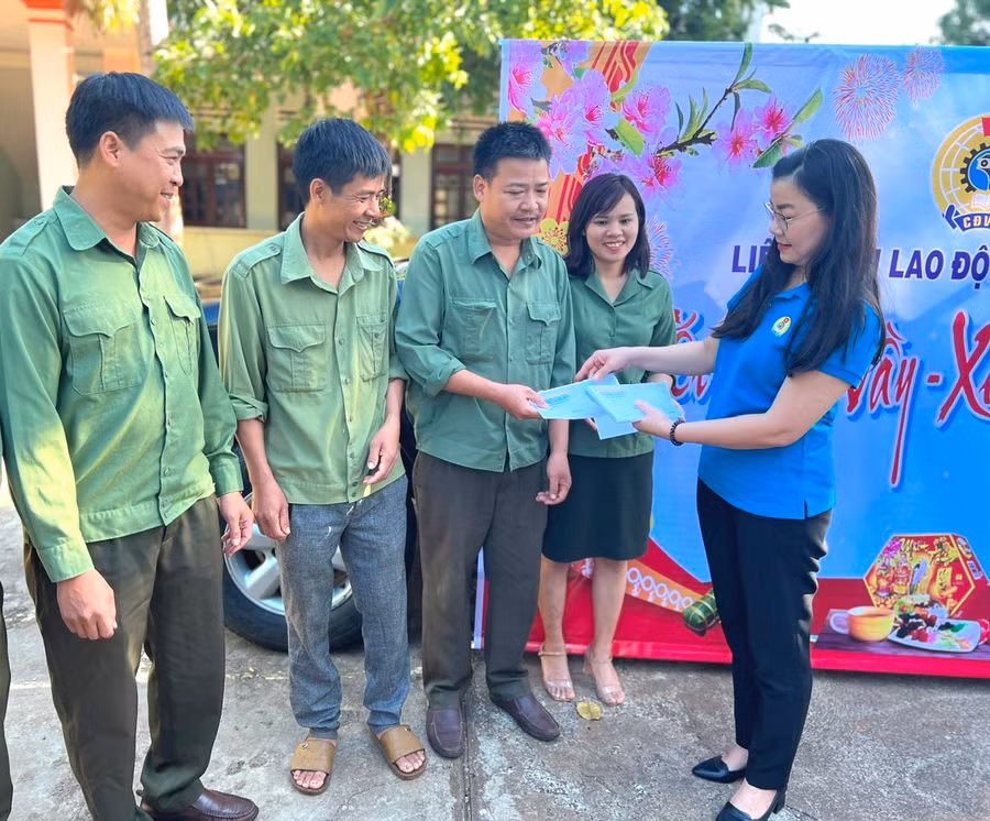 Phó Chủ tịch LĐLĐ tỉnh Nguyễn Thị Thanh Thủy tặng quà Tết cho đoàn viên, công nhân viên chức, lao động Ban Quản lý rừng phòng hộ Đức Cơ. Ảnh: Đinh Yến