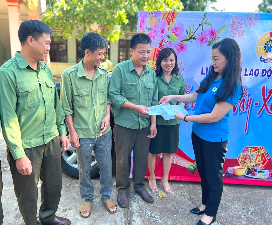 Phó Chủ tịch LĐLĐ tỉnh Nguyễn Thị Thanh Thủy tặng quà Tết cho đoàn viên, công nhân viên chức, lao động Ban Quản lý rừng phòng hộ Đức Cơ. Ảnh: Đinh Yến Phó Chủ tịch LĐLĐ tỉnh Nguyễn Thị Thanh Thủy tặng quà Tết cho đoàn viên, công nhân viên chức, lao động Ban Quản lý rừng phòng hộ Đức Cơ. Ảnh: Đinh Yến