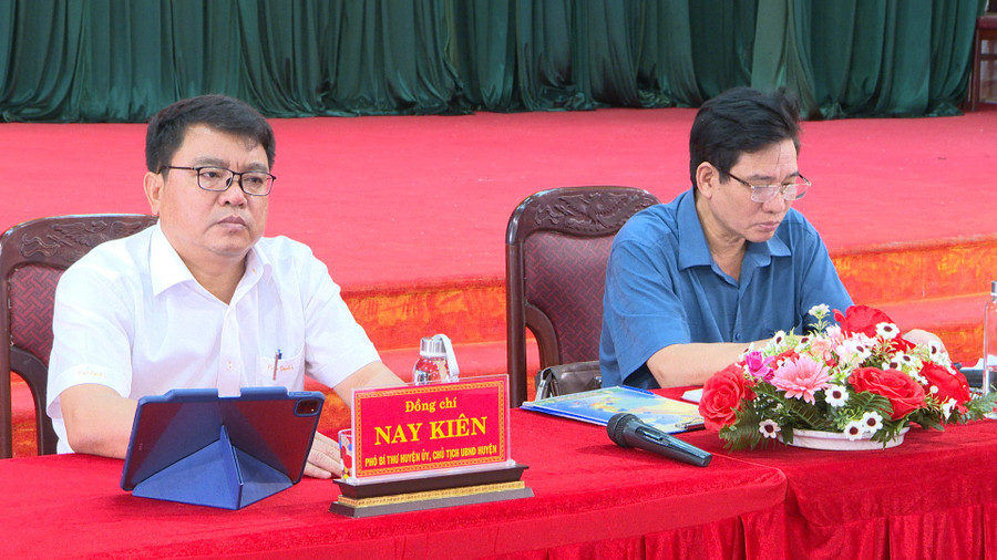 Ông Nay Kiên-Phó Bí thư Huyện ủy, Chủ tịch UBND huyện (bìa trái) và ông Nguyễn Quang Trường-Phó Bí thư Thường trực Huyện ủy Chư Păh chủ trì hội nghị. Ảnh. Văn Cảnh Ông Nay Kiên-Phó Bí thư Huyện ủy, Chủ tịch UBND huyện (bìa trái) và ông Nguyễn Quang Trường-Phó Bí thư Thường trực Huyện ủy Chư Păh chủ trì hội nghị. Ảnh. Văn Cảnh