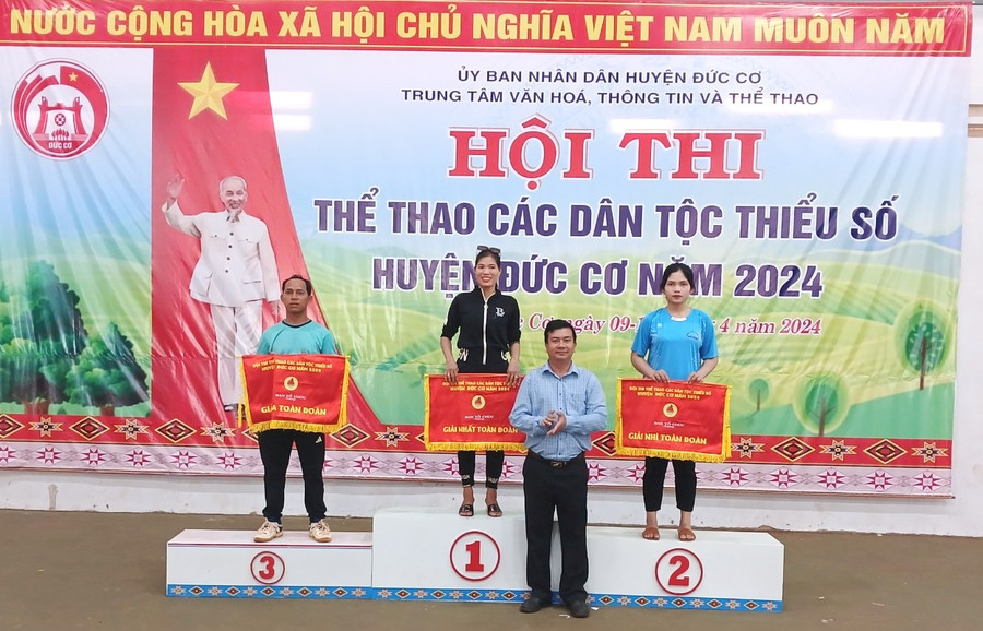 Ban tổ chức trao giải nhất, nhì, ba toàn đoàn cho các đội. Ảnh: Thanh Tịnh
