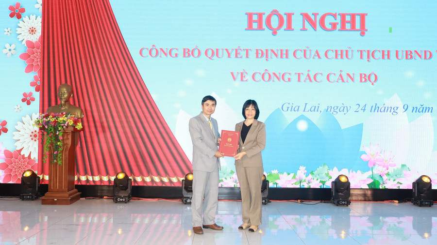 Thay mặt UBND tỉnh, Phó Chủ tịch UBND tỉnh Gia Lai Nguyễn Thị Thanh Lịch trao Quyết định bổ nhiệm Phó Hiệu trưởng Trường Cao đẳng Gia Lai cho ông Phạm Văn Hoan. Ảnh: Đinh Yến Thay mặt UBND tỉnh, Phó Chủ tịch UBND tỉnh Gia Lai Nguyễn Thị Thanh Lịch trao Quyết định bổ nhiệm Phó Hiệu trưởng Trường Cao đẳng Gia Lai cho ông Phạm Văn Hoan. Ảnh: Đinh Yến
