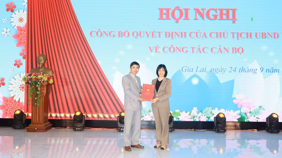 Thay mặt UBND tỉnh, Phó Chủ tịch UBND tỉnh Gia Lai Nguyễn Thị Thanh Lịch trao Quyết định bổ nhiệm Phó Hiệu trưởng Trường Cao đẳng Gia Lai cho ông Phạm Văn Hoan. Ảnh: Đinh Yến