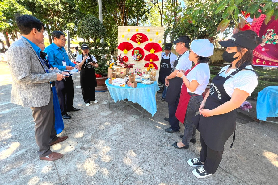 Các đội dự thi thuyết trình về sản phẩm của mình làm ra tại hội thi. Ảnh: Đinh Yến Các đội dự thi thuyết trình về sản phẩm của mình làm ra tại hội thi. Ảnh: Đinh Yến