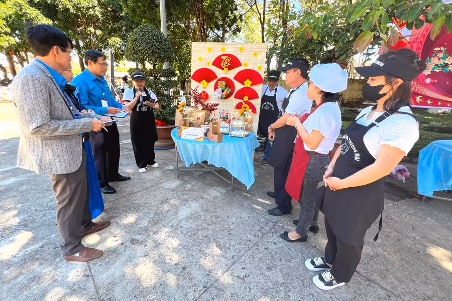 Các đội dự thi thuyết trình về sản phẩm của mình làm ra tại hội thi. Ảnh: Đinh Yến