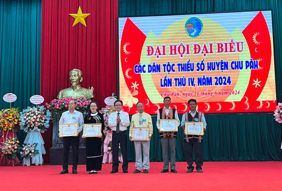 Khen thưởng các tập thể, cá nhân có nhiều thành tích xuất sắc trong các phong trào thi đua yêu nước, giữ gìn bản sắc văn hóa và đoàn kết các dân tộc giai đoạn 2019-2024, góp phần vào sự nghiệp xây dựng và phát triển tỉnh Gia Lai. Ảnh: Đinh Yến Khen thưởng các tập thể, cá nhân có nhiều thành tích xuất sắc trong các phong trào thi đua yêu nước, giữ gìn bản sắc văn hóa và đoàn kết các dân tộc giai đoạn 2019-2024, góp phần vào sự nghiệp xây dựng và phát triển tỉnh Gia Lai. Ảnh: Đinh Yến