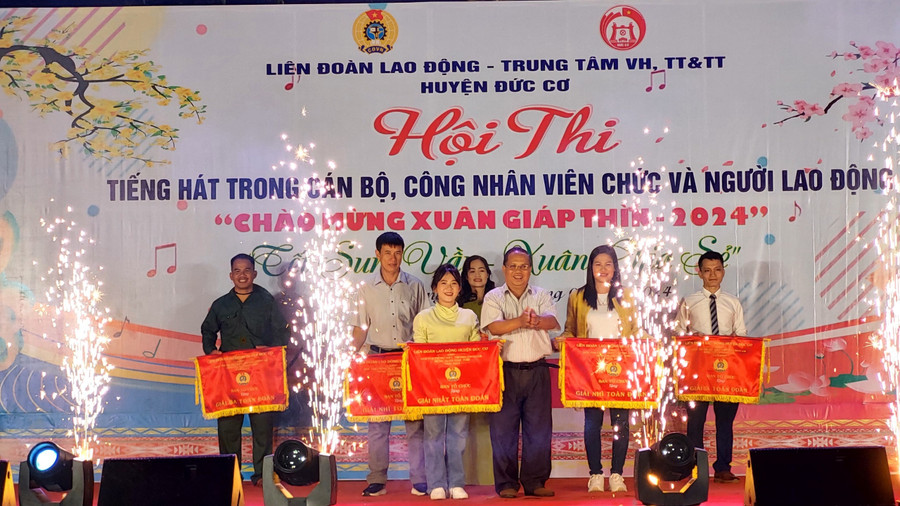 Đồng chí Siu Thil (thứ 3 từ phải sang)-Phó Bí thư Thường trực Huyện ủy Đức Cơ trao giải toàn đoàn cho các Cụm đội dự thi. Ảnh: Thanh Tịnh
