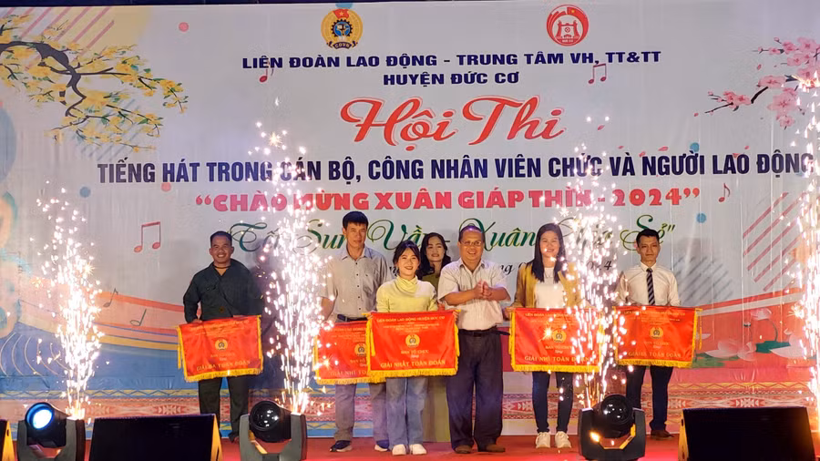 Đồng chí Siu Thil (thứ 3 từ phải sang)-Phó Bí thư Thường trực Huyện ủy Đức Cơ trao giải toàn đoàn cho các Cụm đội dự thi. Ảnh: Thanh Tịnh