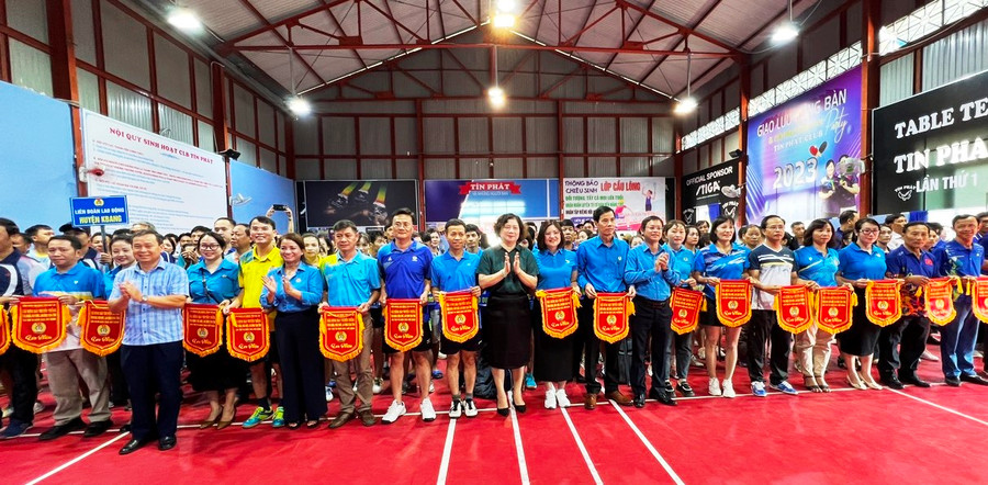 Ban tổ chức trao cờ lưu niệm cho các đơn vị tham gia giải. Ảnh: Đinh Yến Ban tổ chức trao cờ lưu niệm cho các đơn vị tham gia giải. Ảnh: Đinh Yến