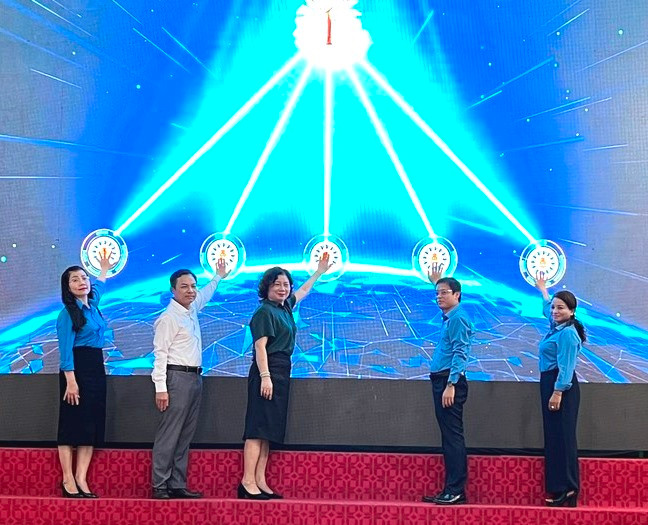 Đại diện các đồng chí lãnh đạo Sở, ban, ngành đã bấm nút phát động Cuộc thi trực tuyến tìm hiểu Nghị quyết Đại hội XI Công đoàn tỉnh Gia Lai”, nhiệm kỳ 2023-2028. Ảnh: Đinh Yến Đại diện các đồng chí lãnh đạo Sở, ban, ngành đã bấm nút phát động Cuộc thi trực tuyến tìm hiểu Nghị quyết Đại hội XI Công đoàn tỉnh Gia Lai”, nhiệm kỳ 2023-2028. Ảnh: Đinh Yến