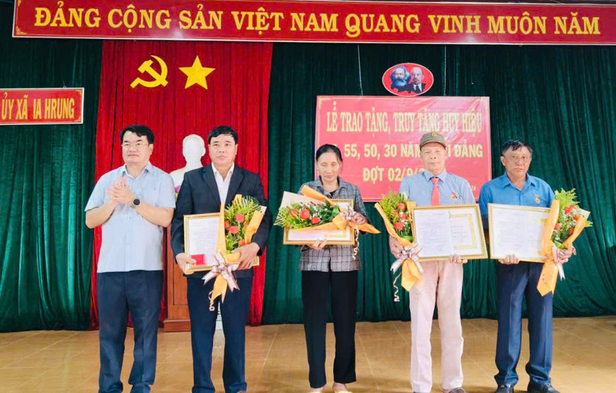 Đồng chí Tống Thới Mốc (bìa trái)-Bí thư Huyện ủy Ia Grai trao hoa và Huy hiệu Đảng cho các đảng viên. Ảnh: Minh Thoan Đồng chí Tống Thới Mốc (bìa trái)-Bí thư Huyện ủy Ia Grai trao hoa và Huy hiệu Đảng cho các đảng viên. Ảnh: Minh Thoan
