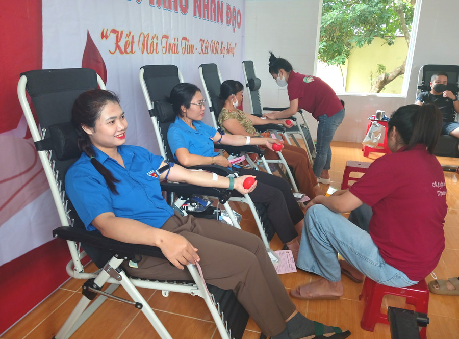 Cán bộ, chiến sĩ, đoàn viên, thanh niên, người lao động Công ty TNHH một thành viên 75 tham gia hiến máu tình nguyện. Ảnh: Thanh Tịnh