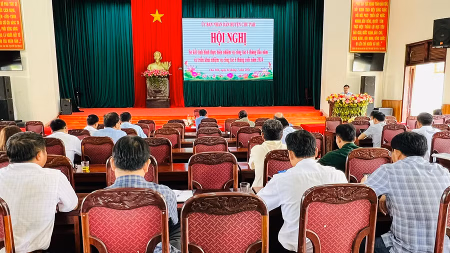 Quang cảnh hội nghị sơ kết công tác 6 tháng của UBND huyện Chư Păh. Ảnh: Đinh Yến