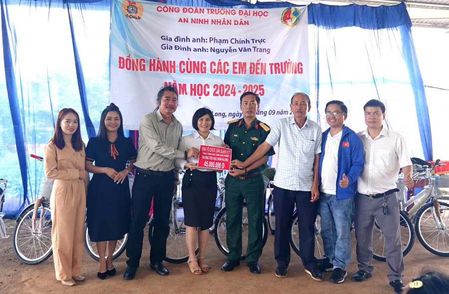 Ngoài ra, Ban tổ chức Giải Quần vợt thiện nguyện “Xuân biên giới-Ấm lòng quân dân” trao 45 triệu đồng cho Trường Tiểu học Kpă Klơng (xã Ia Nan). Ảnh: Đ.Y Ngoài ra, Ban tổ chức Giải Quần vợt thiện nguyện “Xuân biên giới-Ấm lòng quân dân” trao 45 triệu đồng cho Trường Tiểu học Kpă Klơng (xã Ia Nan). Ảnh: Đ.Y