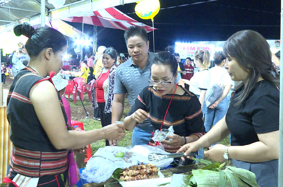 Giới thiệu, quảng bá sản phẩm tại hội chợ. Ảnh: Văn Cảnh