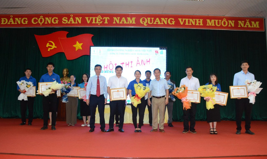 Ban tổ chức Hội thi trao giải nhất cho đại diện Đoàn thanh niên công ty và các đơn vị có ảnh đẹp đạt giải. Ảnh: Vĩnh Mến Ban tổ chức Hội thi trao giải nhất cho đại diện Đoàn thanh niên công ty và các đơn vị có ảnh đẹp đạt giải. Ảnh: Vĩnh Mến