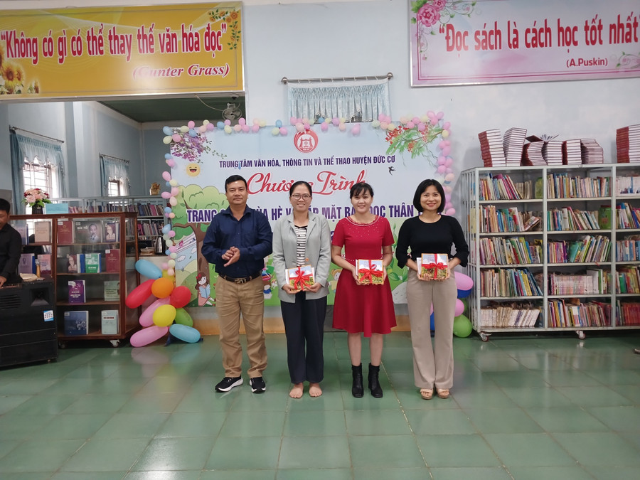 Trung tâm Văn hóa-Thông tin và Thể thao huyện Đức Cơ tặng sách cho bạn đọc thân thiết và các đơn vị phối hợp tích cực với Thư viện huyện trong thời gian qua. Ảnh. Thanh Tịnh Trung tâm Văn hóa-Thông tin và Thể thao huyện Đức Cơ tặng sách cho bạn đọc thân thiết và các đơn vị phối hợp tích cực với Thư viện huyện trong thời gian qua. Ảnh. Thanh Tịnh