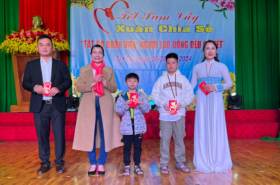 Ban tổ chức tặng quà cho các cá nhân tham gia một số trò chơi dân gian: nhanh, khỏe, sáng tạo. Ảnh: Đinh Yến