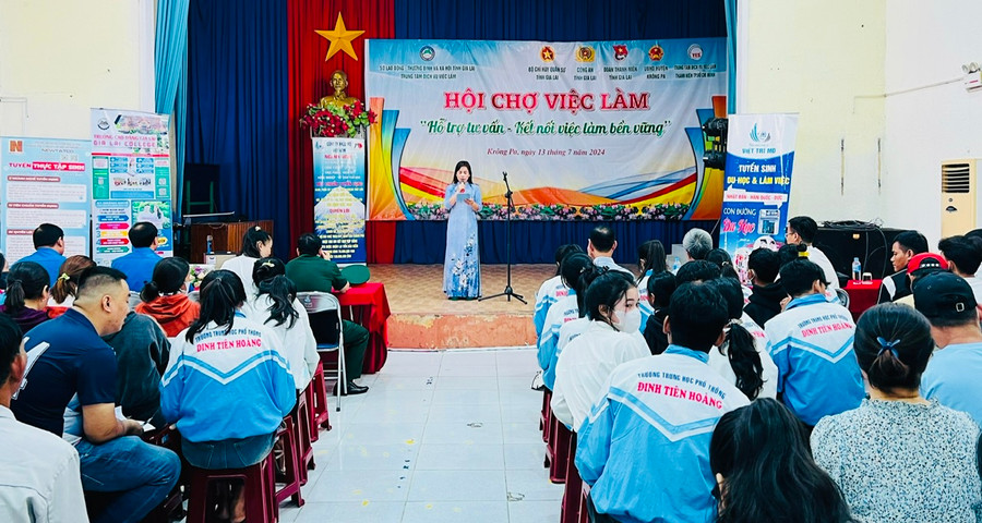 Toàn cảnh Hội chợ việc làm năm 2024 tại huyện Krông Pa. Ảnh: Nam Hạnh