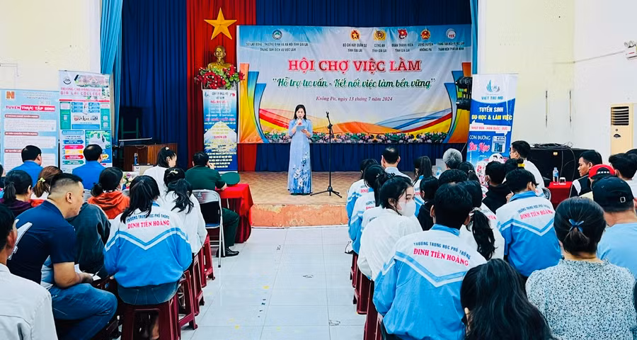 Toàn cảnh Hội chợ việc làm năm 2024 tại huyện Krông Pa. Ảnh: Nam Hạnh