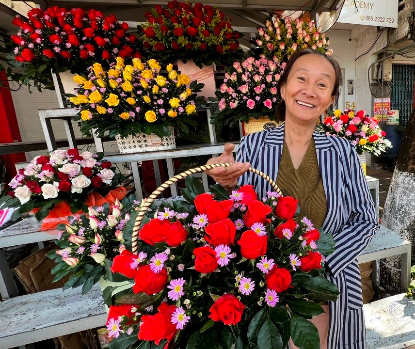 Theo bà Phạm Thị Ngọc Thảo-Chủ cơ sở hoa tươi 54 Đinh Tiên Hoàng, TP. Pleiku, hoa hồng chiếm ưu thế trong ngày lễ Tình nhân. Ảnh: Đinh Yến Theo bà Phạm Thị Ngọc Thảo-Chủ cơ sở hoa tươi 54 Đinh Tiên Hoàng, TP. Pleiku, hoa hồng chiếm ưu thế trong ngày lễ Tình nhân. Ảnh: Đinh Yến