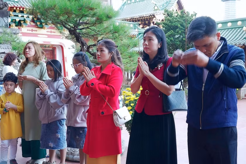 Rất đông người dân đến chùa Minh Thành (TP. Pleiku) để cầu bình an. Ảnh: Đinh Yến