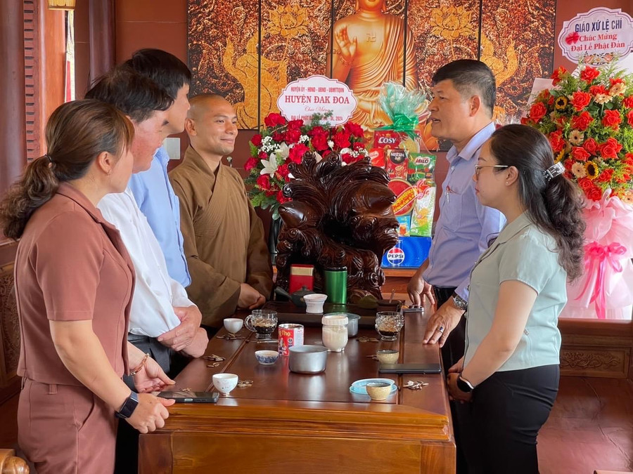 Thay mặt chư tăng, phật tử chùa Linh Sơn, Đại đức Thích Thị Chính ( thứ 4 từ trái sang) bày tỏ sự cảm ơn đến cấp ủy, chính quyền huyện, xã đã thường xuyên quan tâm, tạo điều kiện cho Phật giáo hoạt động theo đúng quy định của pháp luật. Ảnh: Y.T Thay mặt chư tăng, phật tử chùa Linh Sơn, Đại đức Thích Thị Chính ( thứ 4 từ trái sang) bày tỏ sự cảm ơn đến cấp ủy, chính quyền huyện, xã đã thường xuyên quan tâm, tạo điều kiện cho Phật giáo hoạt động theo đúng quy định của pháp luật. Ảnh: Y.T