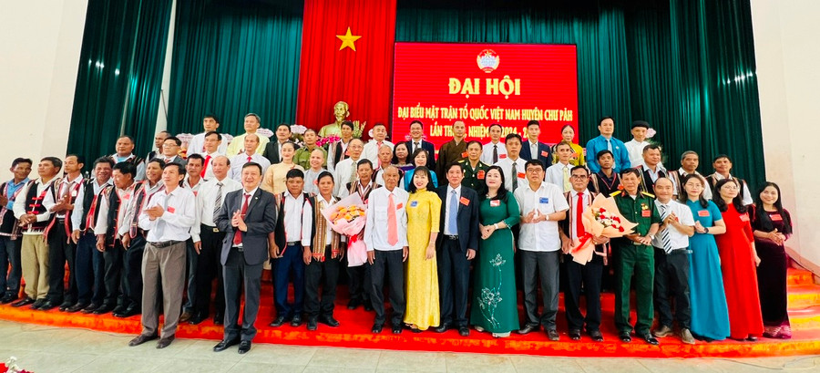 Ủy ban MTTQ Việt Nam huyện Chư Păh, khoá VI và đoàn đại biểu đi dự Đại hội MTTQ Việt Nam tỉnh ra mắt đại hội. Ảnh: Đinh Yến