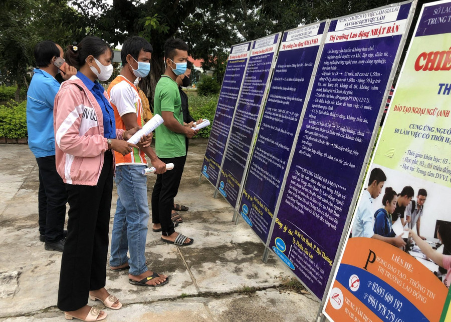 Lao động huyện Krông Pa tham gia phiên giao dịch việc làm lưu động để nắm bắt thị trường lao động. Ảnh. Đinh Yến