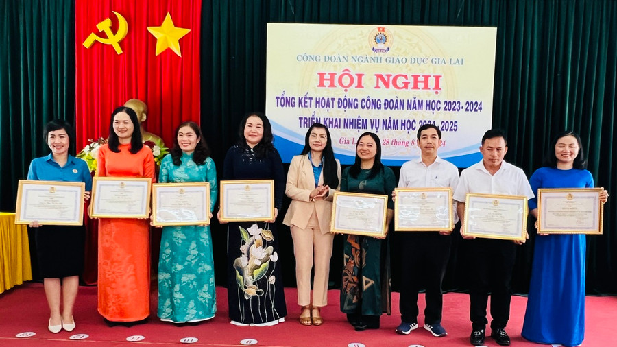 Lãnh đạo Công đoàn ngành Giáo dục khen thưởng cho các tập thể, cá nhân có nhiều thành tích xuất sắc. Ảnh: Đinh Yến