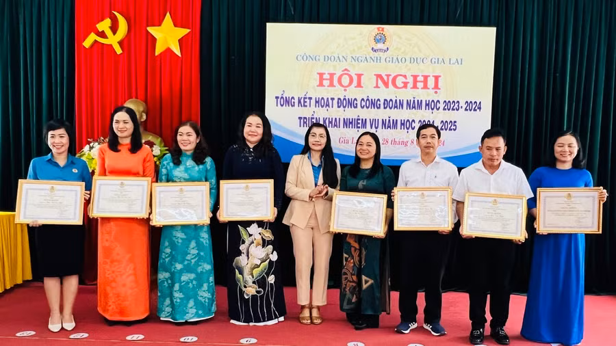 Lãnh đạo Công đoàn ngành Giáo dục khen thưởng cho các tập thể, cá nhân có nhiều thành tích xuất sắc. Ảnh: Đinh Yến